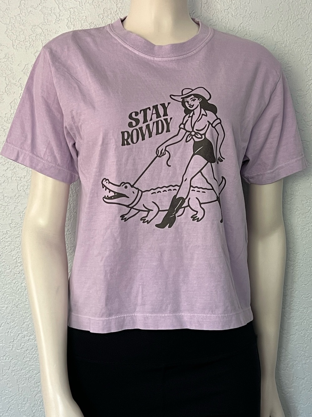 Western Cowgirl Rodeo Stay Rowdy Alligator Cropped Tee Women’s Small Purple